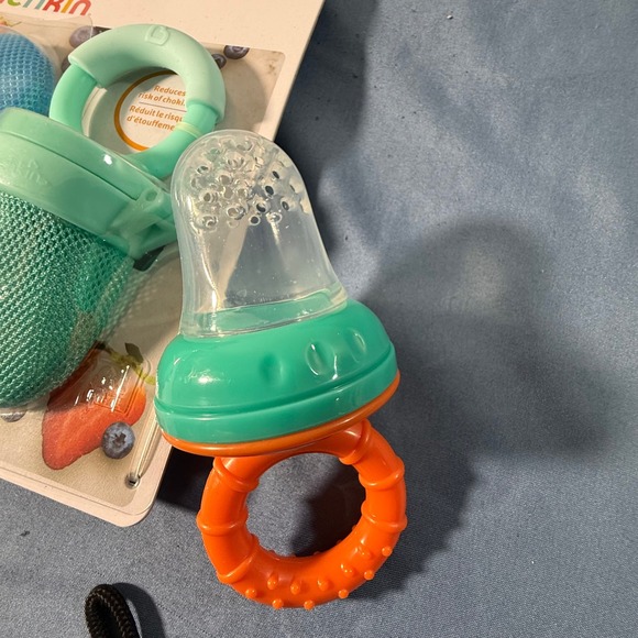Munchkin Fresh Feeder Baby Food Pacifier Nibbler 2 Pack Blue Green Orange - Picture 2 of 3